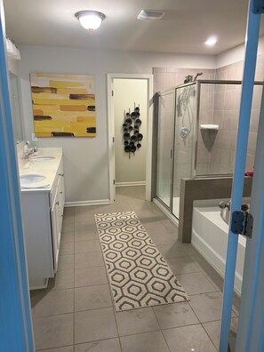 Secadora de cabello, toallas, jabón, papel de baño 