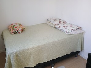 Apartemen, dapur kecil, pemandangan halaman | Setrika/meja setrika dan Wi-Fi gratis