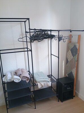 Appartement, coin cuisine, vue cour intérieure | Fer et planche à repasser, Wi-Fi gratuit