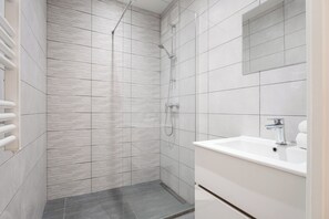 Shower, towels - Viel Antibes - Appartement rénové & cosy (Antibes)