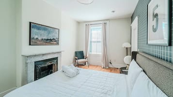 Tabla de planchar con plancha, wifi gratis y ropa de cama