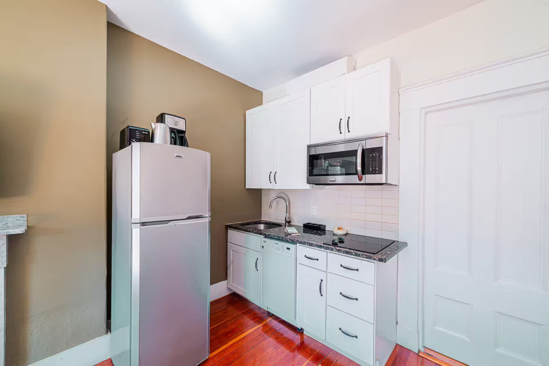 Coffee/tea maker, fridge, microwave, oven