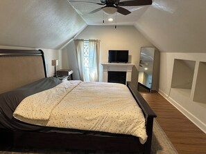 Room - 3-bedroom house in Waldo Neighborhood of Kansas City with all the vibes. (Kansas City)