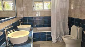 Ensemble douche/baignoire, baignoire relaxante profonde, sĂšche-cheveux