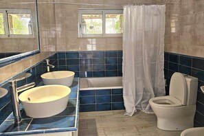 Vòi sen/bồn tắm kết hợp, bồn tắm ngâm, máy sấy tóc, khăn tắm 