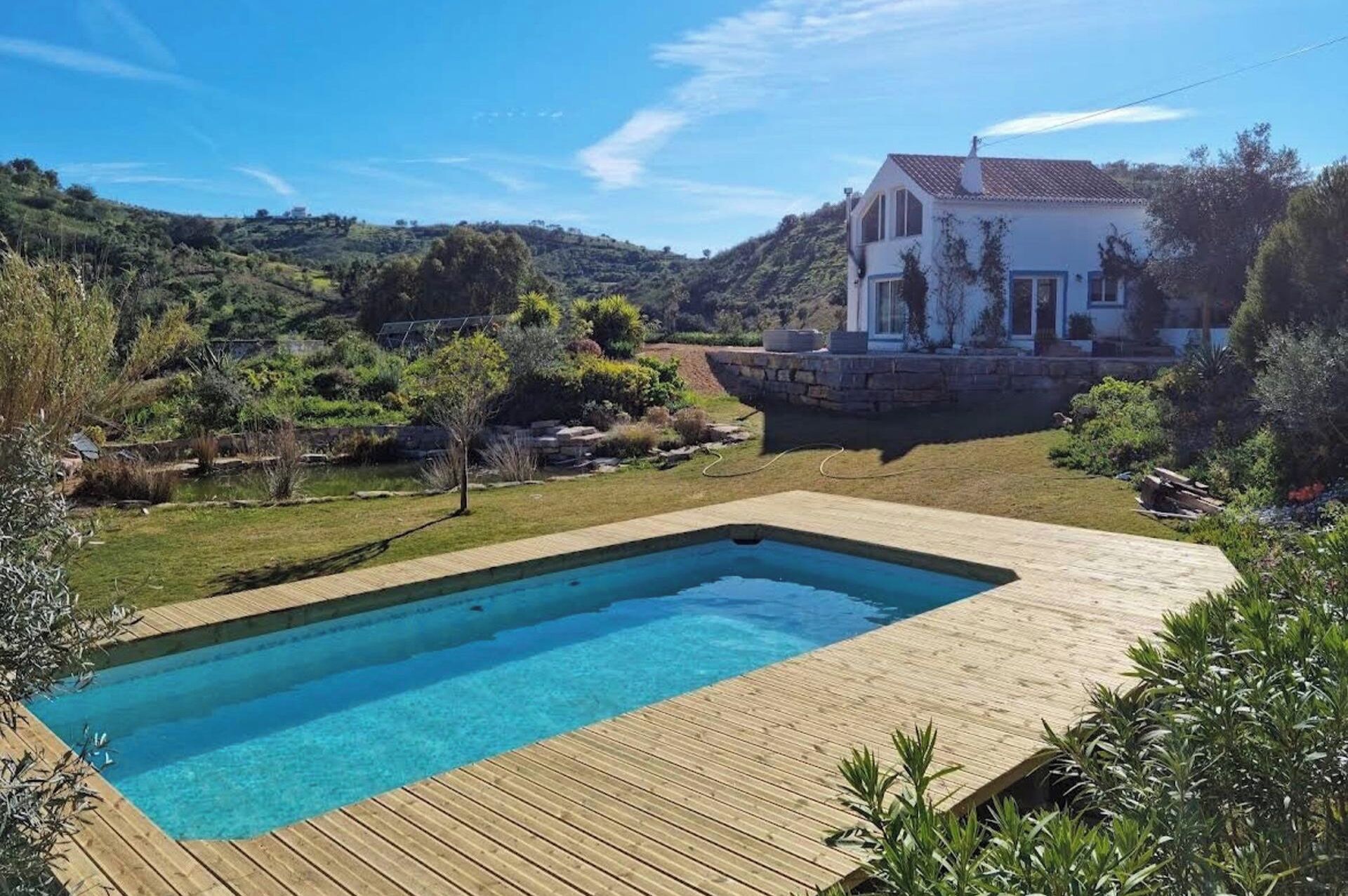 Una piscina al aire libre