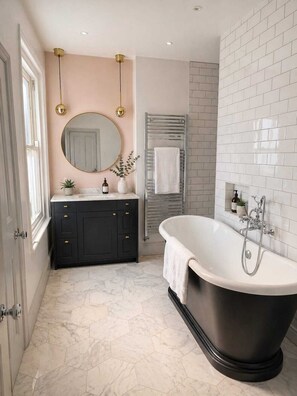 Shower, hair dryer, towels, soap - Beautiful city centre Victorian home with hottub | Sleeps 14 (Colchester essex)