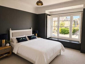 5 bedrooms, iron/ironing board, WiFi, bed sheets - Beautiful city centre Victorian home with hottub | Sleeps 14 (Colchester essex)