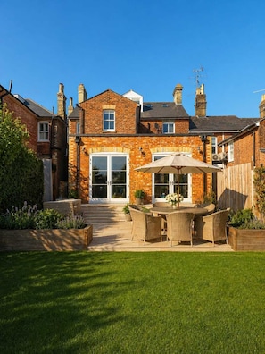 Outdoor dining - Beautiful city centre Victorian home with hottub | Sleeps 14 (Colchester essex)