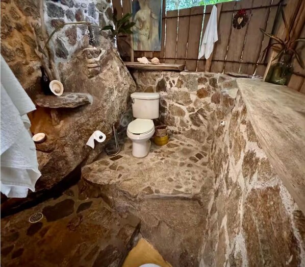 Haartrockner, Handtücher, Seife, Toilettenpapier