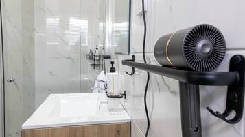 Standard Double Room | Bathroom | Shower, towels, soap, shampoo