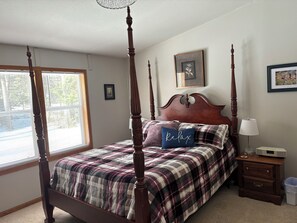 3 bedrooms, free WiFi, bed sheets - Sandy Toes Retreat - just 25 steps from a sandy beach. (Daggett)