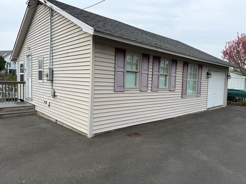 Waterfront 1-bedroom cottage with dock in charming Fairfield
