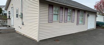 Waterfront 1-bedroom cottage with dock in charming Fairfield