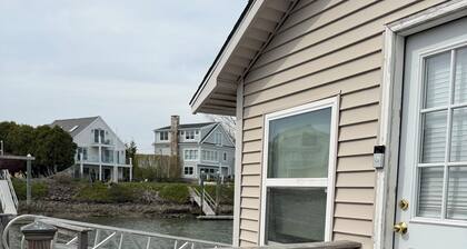 Waterfront 1-bedroom cottage with dock in charming Fairfield