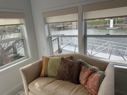 Waterfront 1-bedroom cottage with dock in charming Fairfield