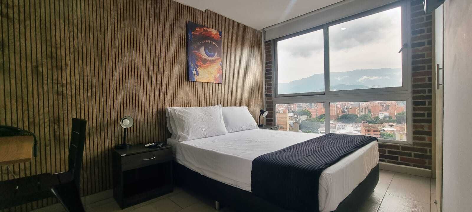 Departamento estándar, vista a la ciudad | Caja de seguridad en la habitación y cortinas blackout 