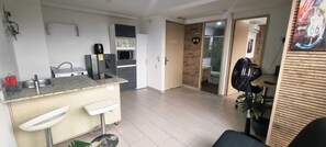 Eine moderne Küche mit Einbau-Mikrowelle, Spüle und Arbeitsplatte.