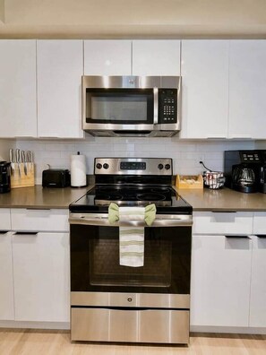 Fridge, microwave, oven, stovetop - New! AMZN HQ-Luxe DCA-Captivating View- DC Airport (Arlington)