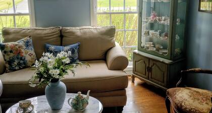 Jayne's Timeless Treasures 1-Bedroom Bed and Breakfast in charming Port Matilda