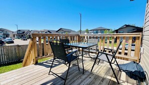Outdoor dining - Sylvan Lake Retreat | Perfect Family Getaway | 7 mins walk to Lake | A/C | BBQ (Sylvan Lake)