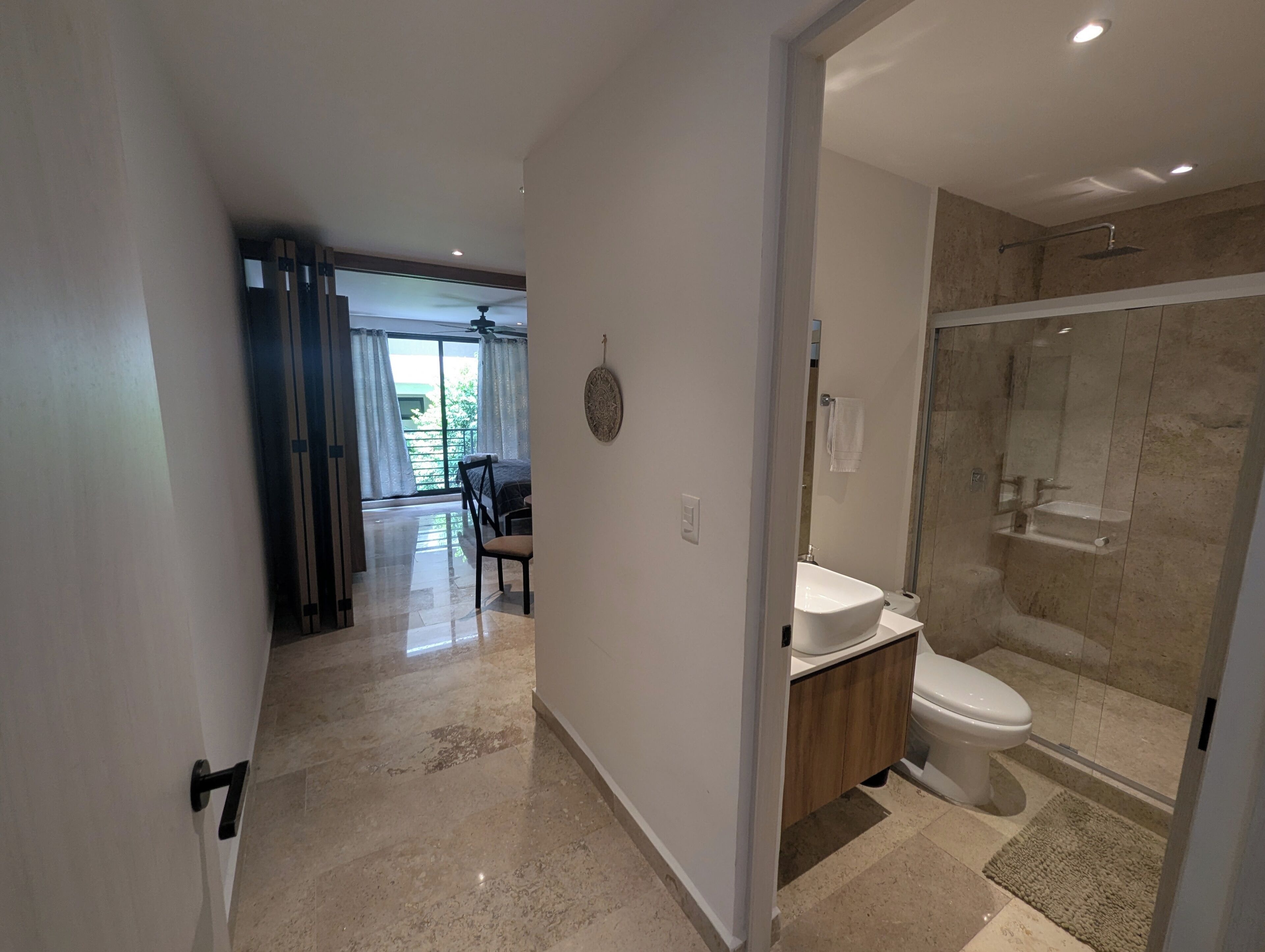 Un baño moderno con ducha, inodoro y lavamanos.