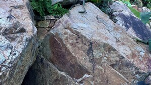 A rock garden with large boulders and a small pond. - Vereda Yelapa : Abiu (Yelapa)