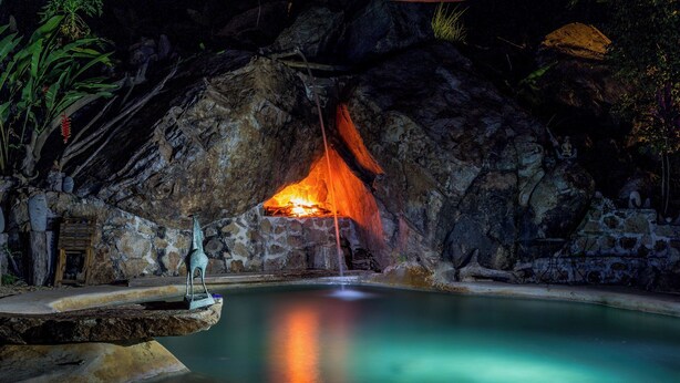 A cave with a fire, a pool, and statues. - Vereda Yelapa : Abiu (Yelapa)