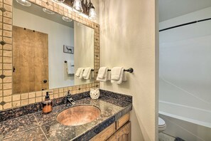 Shower, hair dryer, towels, soap - Owls Nest is a 2-bedroom pet friendly condo in tranquil Pagosa Springs with AC (Pagosa Springs)