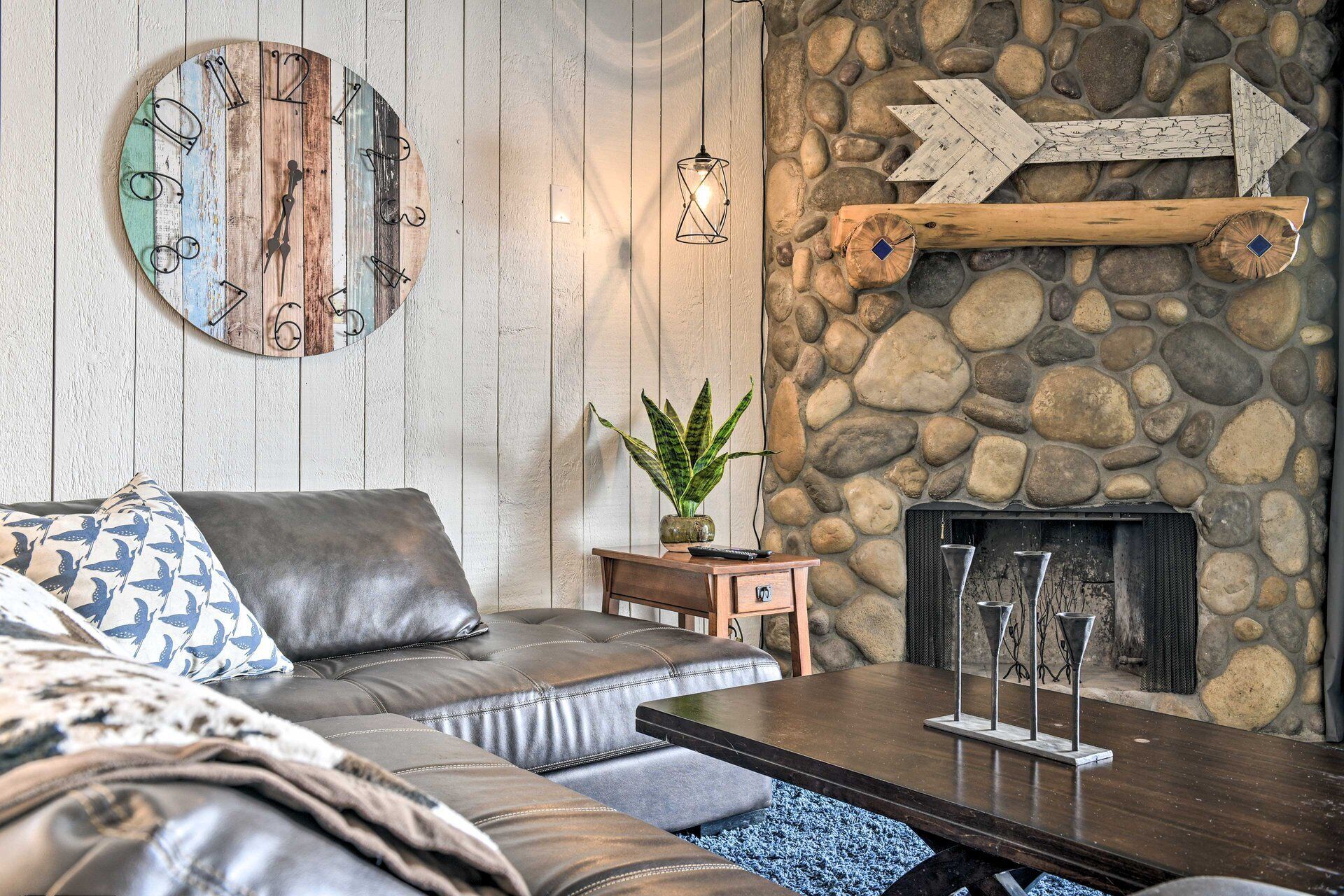 Smart TV, chimenea y libros 