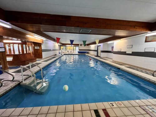 3BR Townhouse Sleeps 8 with Pool, Hot Tub, Tennis and Private Deck