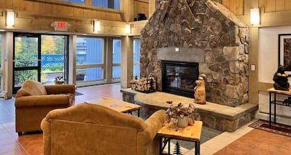 3BR Townhouse Sleeps 8 with En-Suite Master, Pool, Deck and In-Unit Laundry