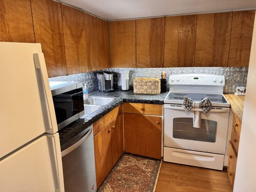 3BR Townhouse Sleeps 8 with En-Suite Master, Pool, Deck and In-Unit Laundry