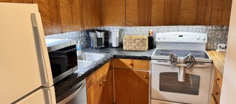 3BR Townhouse Sleeps 8 with En-Suite Master, Pool, Deck and In-Unit Laundry