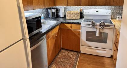 3BR Townhouse Sleeps 8 with En-Suite Master, Pool, Deck and In-Unit Laundry