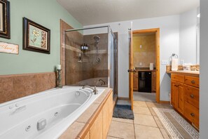 Shower, jetted bath, towels - Summit View at Cascade C106 |Hot Tub | Pool | Golf (Eden)