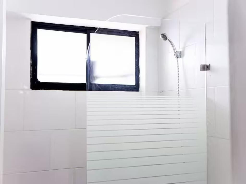 Douche, serviettes fournies, savon, papier toilette