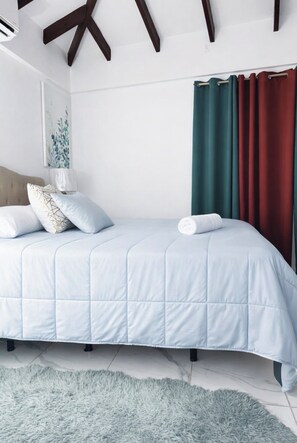 1 bedroom, iron/ironing board, free WiFi, bed sheets - Charming 1-bedroom apartment with AC n Coxen Hole roatan (rotan)