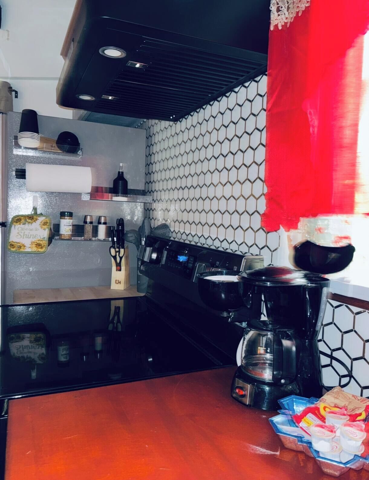 Kaffe-/temaskine, køleskab, mikrobølgeovn, kogeplade