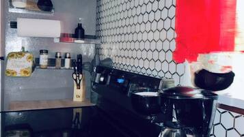 Kaffe-/temaskine, køleskab, mikrobølgeovn, kogeplade