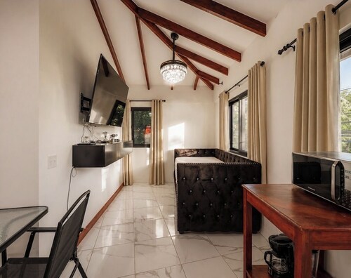 Charming 1-bedroom apartment with AC n Coxen Hole roatan
