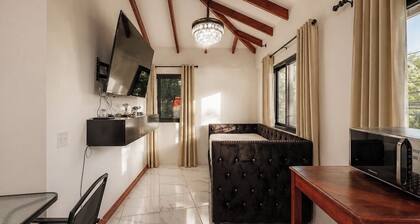 Charming 1-bedroom apartment with AC n Coxen Hole roatan