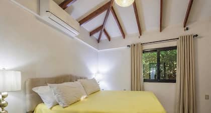 Charming 1-bedroom apartment with AC n Coxen Hole roatan
