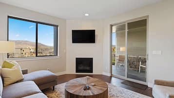 Smart TV, fireplace