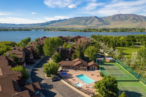 Lakeside Getaway LS14 | Dog-Friendly | Pool