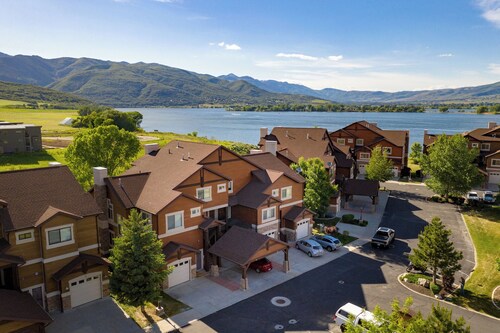 Lakeside Cove Retreat LS18|Hot Tub |Pool |Pineview