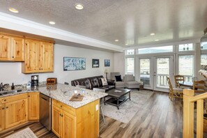 Interior - Lakeside Cove Retreat LS18|Hot Tub |Pool |Pineview (Huntsville)