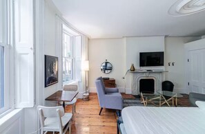 Een strijkplank/strijkijzer, gratis wifi, beddengoed