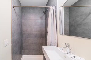 Shower, hair dryer, towels, soap - Beacon Hill Charm - Prime Boston Stay (Boston)