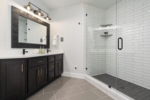 Shower, towels - Pineview Lake Retreat LS22 | Hot Tub | Pool | Desk (Huntsville)